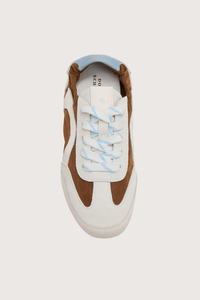 top profile Sporty Softness Sneaker Brown Mix of suede, leather, and nylon
Unstructured silhouette
Elastic around the top
58 % Leather (calf), 42 % Polyamide
Mixed material sneakers with elasticized topline
Calf suede, calf leather and nylon upper
Nylon lining
Calf leather insole
Thin rubber sole