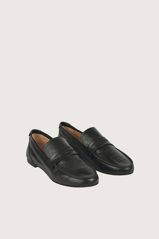 angled profile The Penny Loafer Black 
Soft leather nappa lining
Leather sole with anti-slip rubber injection
Handmade  black Italian Calfskin. leather penny loafer strap
