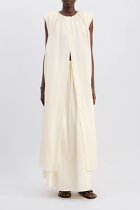 front profile model wearing Cora Gathered Dress ivory Midi dress
Flaring fit
Buttoned front opening
Crew neck
Gathered fabric at the shoulders
65% Cotton, 35% Silk Voile