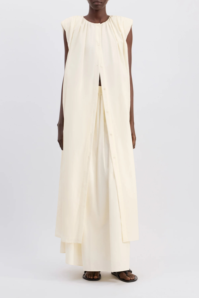front profile model wearing Cora Gathered Dress ivory Midi dress
Flaring fit
Buttoned front opening
Crew neck
Gathered fabric at the shoulders
65% Cotton, 35% Silk Voile