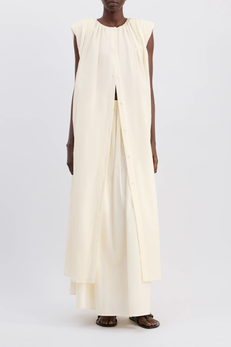 front profile model wearing Cora Gathered Dress ivory Midi dress
Flaring fit
Buttoned front opening
Crew neck
Gathered fabric at the shoulders
65% Cotton, 35% Silk Voile