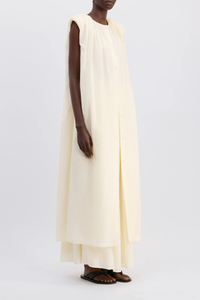 side profile model wearing Cora Gathered Dress ivory Midi dress
Flaring fit
Buttoned front opening
Crew neck
Gathered fabric at the shoulders
65% Cotton, 35% Silk Voile