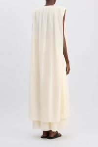 back profile model wearing Cora Gathered Dress ivory Midi dress
Flaring fit
Buttoned front opening
Crew neck
Gathered fabric at the shoulders
65% Cotton, 35% Silk Voile