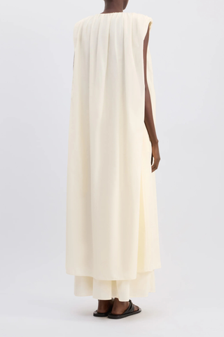 back profile model wearing Cora Gathered Dress ivory Midi dress
Flaring fit
Buttoned front opening
Crew neck
Gathered fabric at the shoulders
65% Cotton, 35% Silk Voile