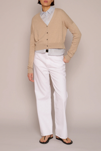 front profile model wearing Cotton/Cashmere Crop Cardigan Biscuit biscuit 4-button cardigan
V neckline
Cropped wide
Boxy fit
Ribbed trim cuff &amp; hem
Waist-length
Side 2 side slits