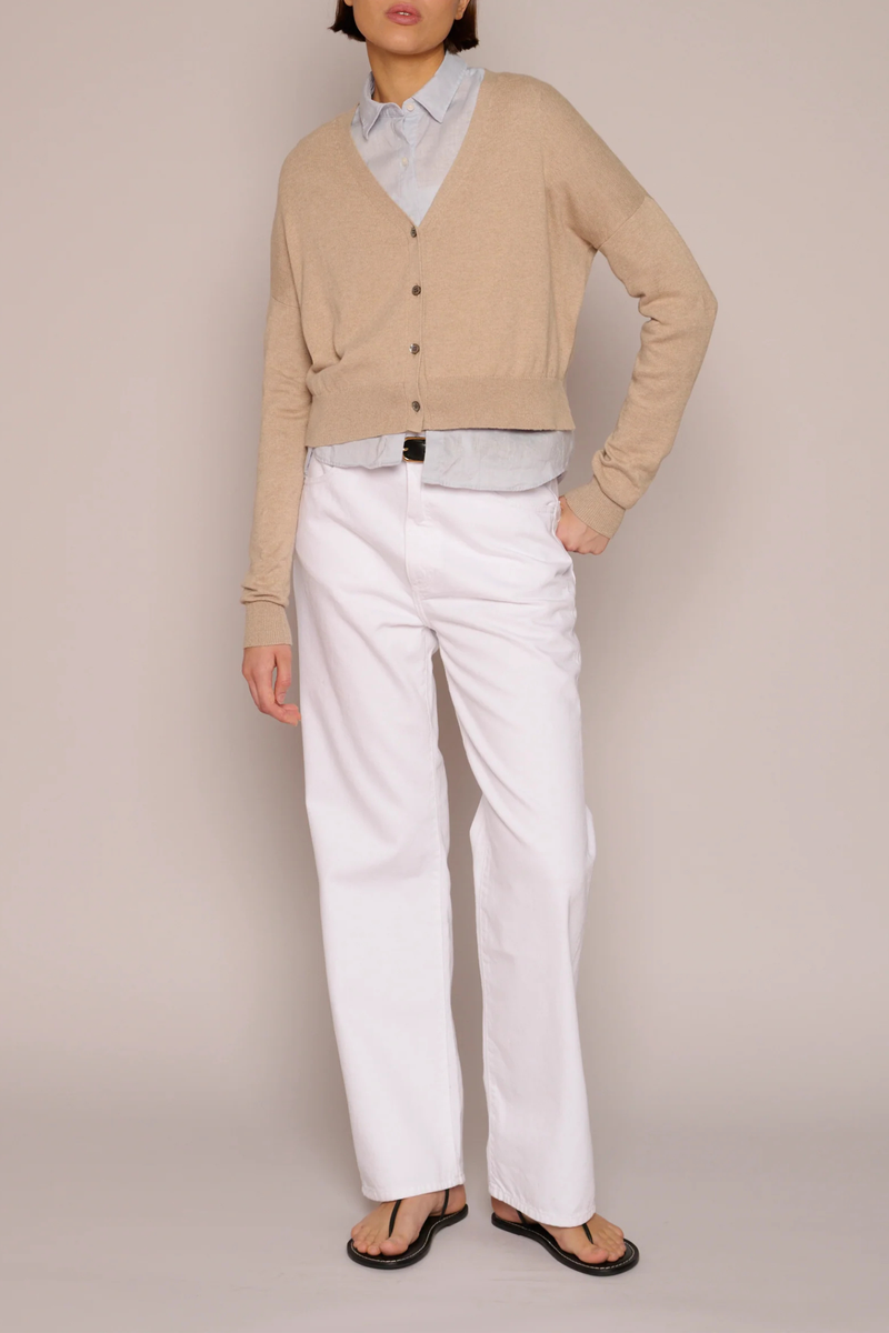 front profile model wearing Cotton/Cashmere Crop Cardigan Biscuit biscuit 4-button cardigan
V neckline
Cropped wide
Boxy fit
Ribbed trim cuff &amp; hem
Waist-length
Side 2 side slits