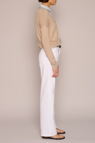 side profile model wearing Cotton/Cashmere Crop Cardigan Biscuit biscuit 4-button cardigan
V neckline
Cropped wide
Boxy fit
Ribbed trim cuff &amp; hem
Waist-length
Side 2 side slits