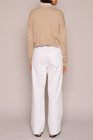 back profile model wearing Cotton/Cashmere Crop Cardigan Biscuit biscuit 4-button cardigan
V neckline
Cropped wide
Boxy fit
Ribbed trim cuff &amp; hem
Waist-length
Side 2 side slits