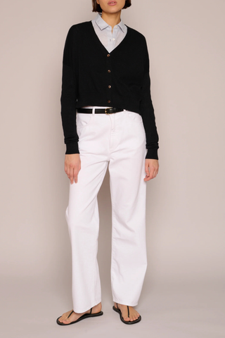 front profile model wearing Cotton/Cashmere Crop Cardigan Black 4-button cardigan
V neckline
Cropped wide
Boxy fit
Ribbed trim cuff &amp; hem
Waist-length
Side 2 side slits