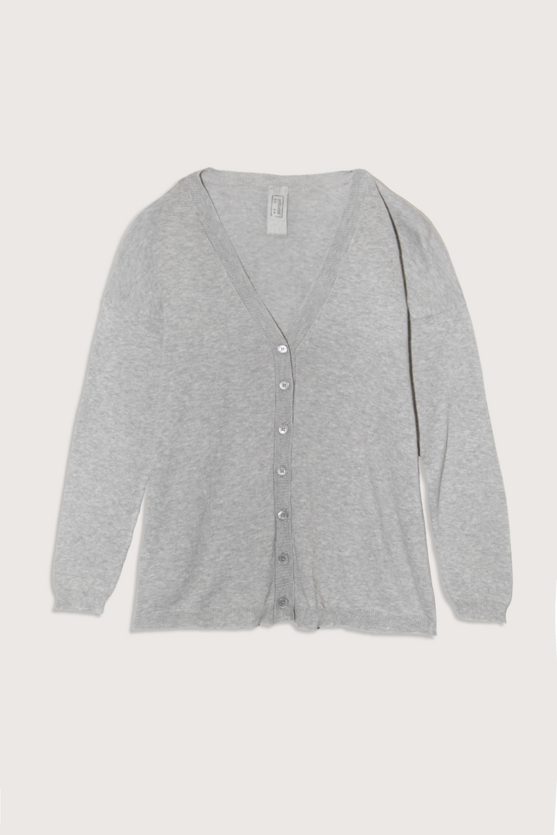 flat lay Cotton V-Neck Cardigan grico grey
Long sleeve
Button front closure