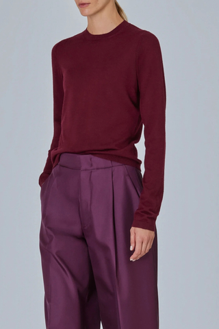 side profile model wearing Crew Neck Cashmere Sweater Lightweight
Round neck sweater
Smooth plain stitch
Clean lines
70% cashmere 30% silk