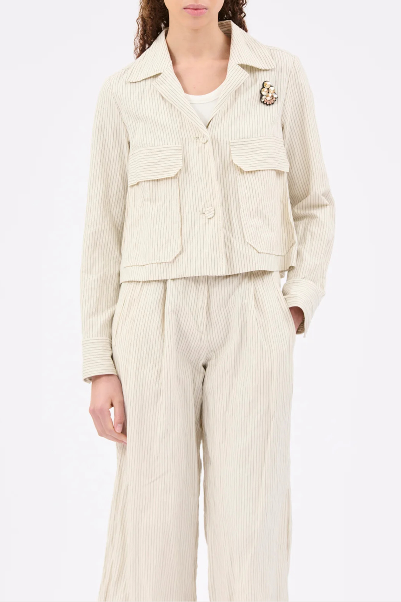 front profile model wearing Crinkled Pin Stripe Jacket ivory Utility-style jacket
Wide lapels
Patch pockets with side openings
Includes a handmade rhinestone brooch