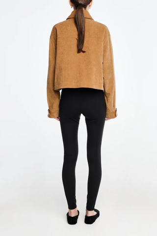 back profile model wearing Cropped A-Line Cord Jacket caramel Two-way entry patch flap pockets at the front
Gently flared swing hem
Fastened with brushed German gold snaps
100% organic cotton Japanese corduroy