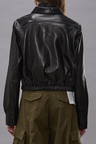 back profile model wearing Cropped Leather Boxy Shirt black Classic collar
Cropped fit
Elasticated waist
Chest pocket
Top and bottom snap buttons
Hidden traditional button closure for middle buttons
100% Italian lamb leather