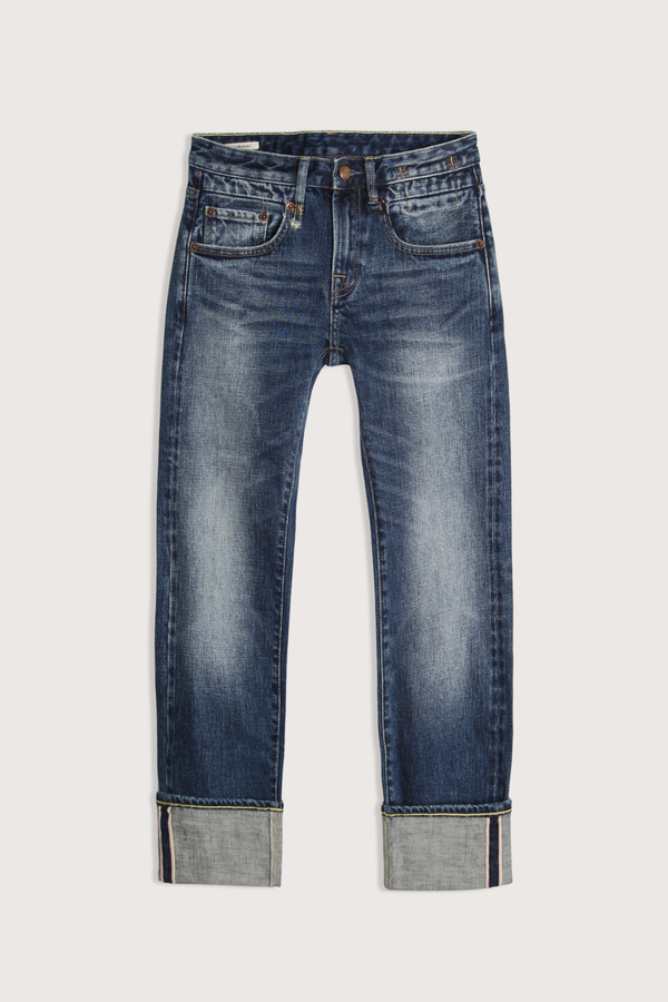 flat lay Cuffed Boy Straight Selvedge Blue Jean Low rise
Slim straight
Cropped leg
Comfort stretch Japanese selvedge indigo denim. 13 oz, 98/2
Dark indigo wash
Heavy wear pattern