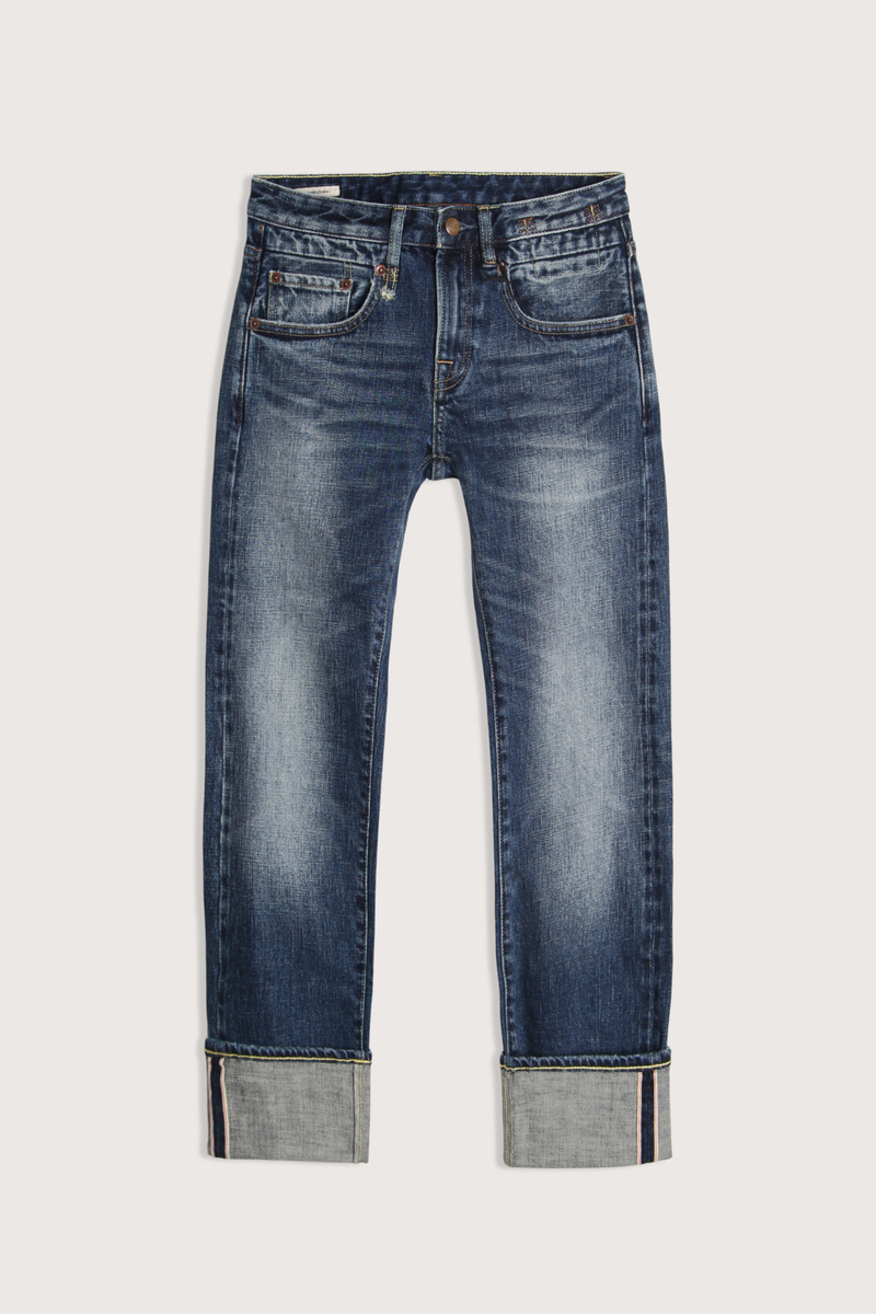 flat lay Cuffed Boy Straight Selvedge Blue Jean Low rise
Slim straight
Cropped leg
Comfort stretch Japanese selvedge indigo denim. 13 oz, 98/2
Dark indigo wash
Heavy wear pattern