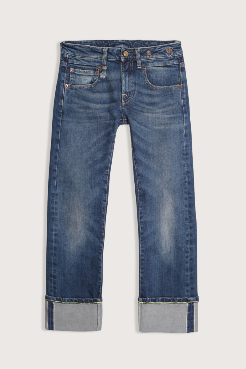flat lay Cuffed Boy Straight Stretch Jean dalson mid blue wash Slim straight fit
Low rise
Cropped leg
13 oz. comfort stretch Japanese selvedge indigo denim with a dark wash
Heavy wear pattern
98% Cotton 2% Elastane