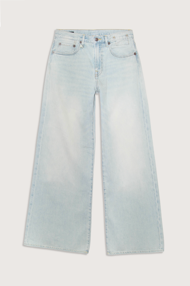 flat lay D'arcy Flare Jean lenon blue ight wash Relaxed wide leg
5 pocket jean
Flared leg
Japanese Rigid indigo denim cotton