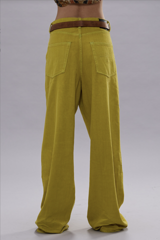 back profile model wearing Pleated Wide leg jean
Yellow bleack/overdye Japanese indigo denim. 13oz