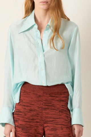 front profile model wearing Dana Morning Dew Silk Shirt light turquoise Hand-loomed silk
Vintage-inspired shirt
'70s dagger collar
Dramatic French cuffs that can be styled fastened or left undone