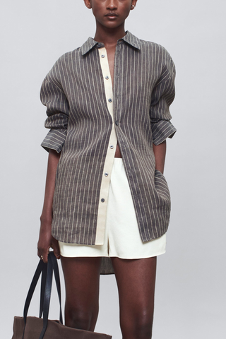 front profile model wearing Dani Stripe Shirt graphite Classic oversized
Button down
Soft linen stripe
Classic shirt buttons
Tonal grosgrain placket detail