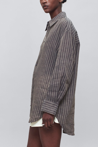 side profile model wearing Dani Stripe Shirt graphite Classic oversized
Button down
Soft linen stripe
Classic shirt buttons
Tonal grosgrain placket detail