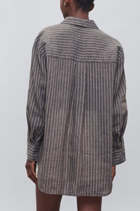 back profile model wearing Dani Stripe Shirt graphite Classic oversized
Button down
Soft linen stripe
Classic shirt buttons
Tonal grosgrain placket detail