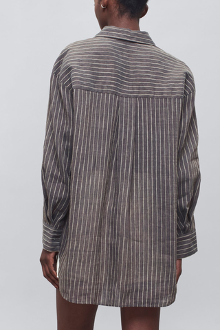 back profile model wearing Dani Stripe Shirt graphite Classic oversized
Button down
Soft linen stripe
Classic shirt buttons
Tonal grosgrain placket detail