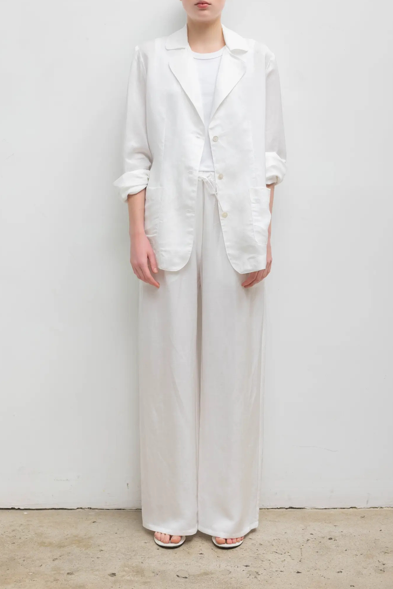 front profile model wearing Daniel Jacket parchment white blazer style
Notch lapel
Button closure
Patch pockets
Italian-crafted lightweight linen
Light sheen