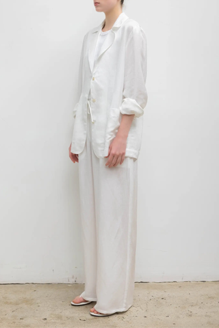 side profile model wearing Daniel Jacket parchment white blazer style
Notch lapel
Button closure
Patch pockets
Italian-crafted lightweight linen
Light sheen