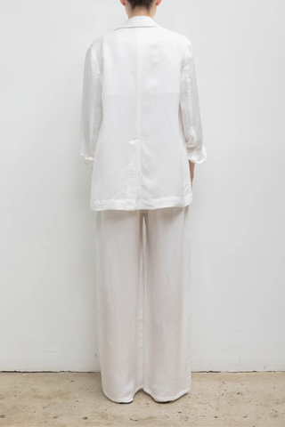 back profile model wearing Daniel Jacket parchment white blazer style
Notch lapel
Button closure
Patch pockets
Italian-crafted lightweight linen
Light sheen