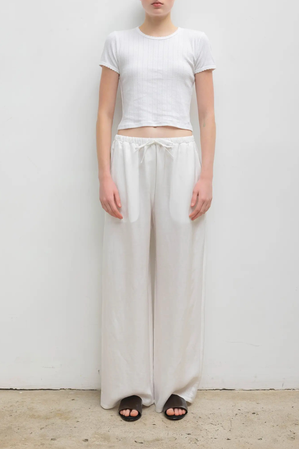 front profile model wearing Daniel Pant parchment white Adjustable drawstring waist
Side pockets
Perfectly draped wide leg silhouette
Italian-crafted lightweight linen