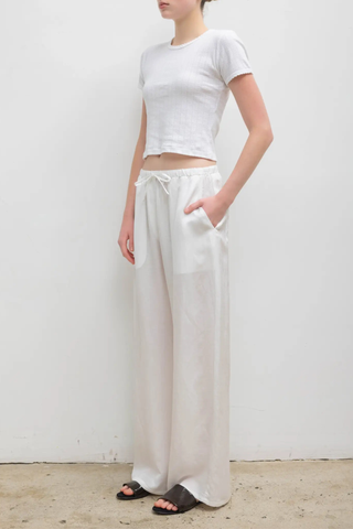 side profile model wearing Daniel Pant parchment white Adjustable drawstring waist
Side pockets
Perfectly draped wide leg silhouette
Italian-crafted lightweight linen
