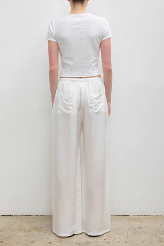 back profile model wearing Daniel Pant parchment white Adjustable drawstring waist
Side pockets
Perfectly draped wide leg silhouette
Italian-crafted lightweight linen