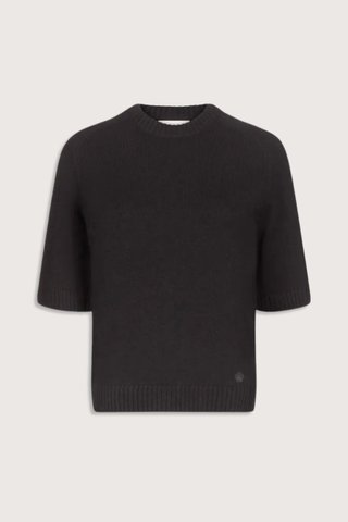 flat lay Dara Cashmere Black 100% Cashmere
Straight fit
Elbow-length raglan sleeves
Crew neck with rib details