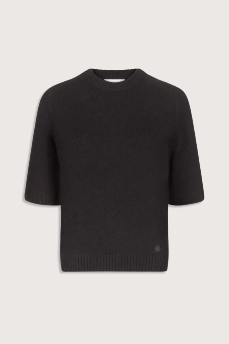 flat lay Dara Cashmere Black 100% Cashmere
Straight fit
Elbow-length raglan sleeves
Crew neck with rib details