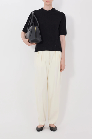 front profile model wearing Dara Cashmere Black 100% Cashmere
Straight fit
Elbow-length raglan sleeves
Crew neck with rib details