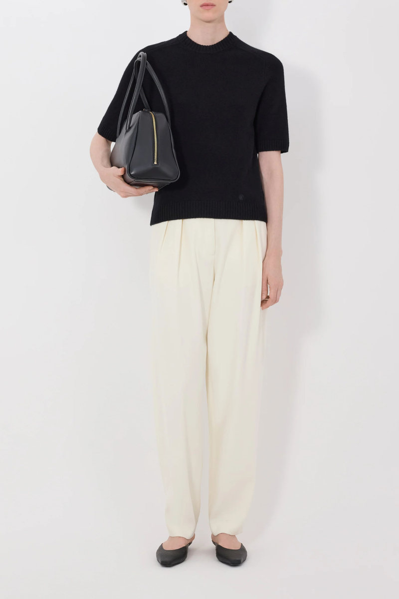 front profile model wearing Dara Cashmere Black 100% Cashmere
Straight fit
Elbow-length raglan sleeves
Crew neck with rib details