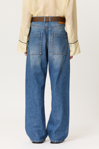 back profile model wearing Denim Trouser With Brown Belt indigo blue cotton Wide leg blue jeans
Belt included
Oversized pockets