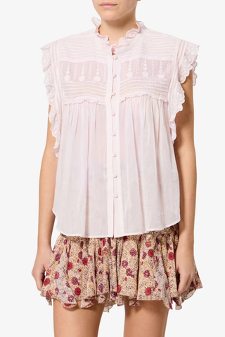 front profile model wearing Dersia Sleeveless Embroidered Top Light Pink cotton voile
Straight fit
Front button closure
Pleated and embroidered bib
High round neckline with embroidered ruffle
Pleated shoulders
Ruffled armholes
Curved hem
100% Cotton