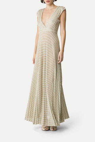 front profile model wearing Diamond Jersey Pleated Dress latte mint color Delicate pattern like a light texture
Pleated dress in diamond jersey
Softly flared skirt
Deep v cut both in front and at the back
Fitted bodice
Gently flaring skirt
Lurex thread running through the jersey