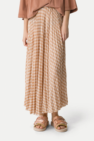 front profile model wearing Diamond Jersey Pleated Skirt alba Pleated skirt
Diamond jersey shimmers
Subtle lurex thread
Small elastic waistband
Flared volume at the hem play
Soleil pleat