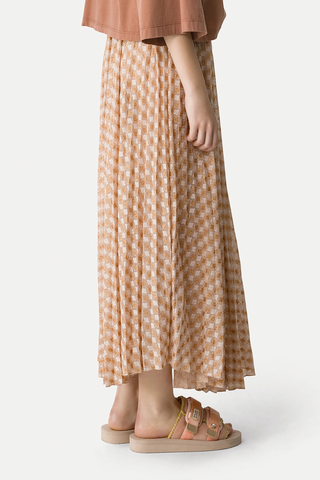 back profile model wearing Diamond Jersey Pleated Skirt alba Pleated skirt
Diamond jersey shimmers
Subtle lurex thread
Small elastic waistband
Flared volume at the hem play
Soleil pleat