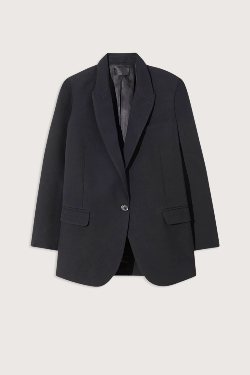flat lay Diane Blazer black Slightly oversized
100% Virgin Stretch Wool Twill
Flap pockets
Chest welt pocket
Logo horn buttons
Front button closure
Cuff buttons