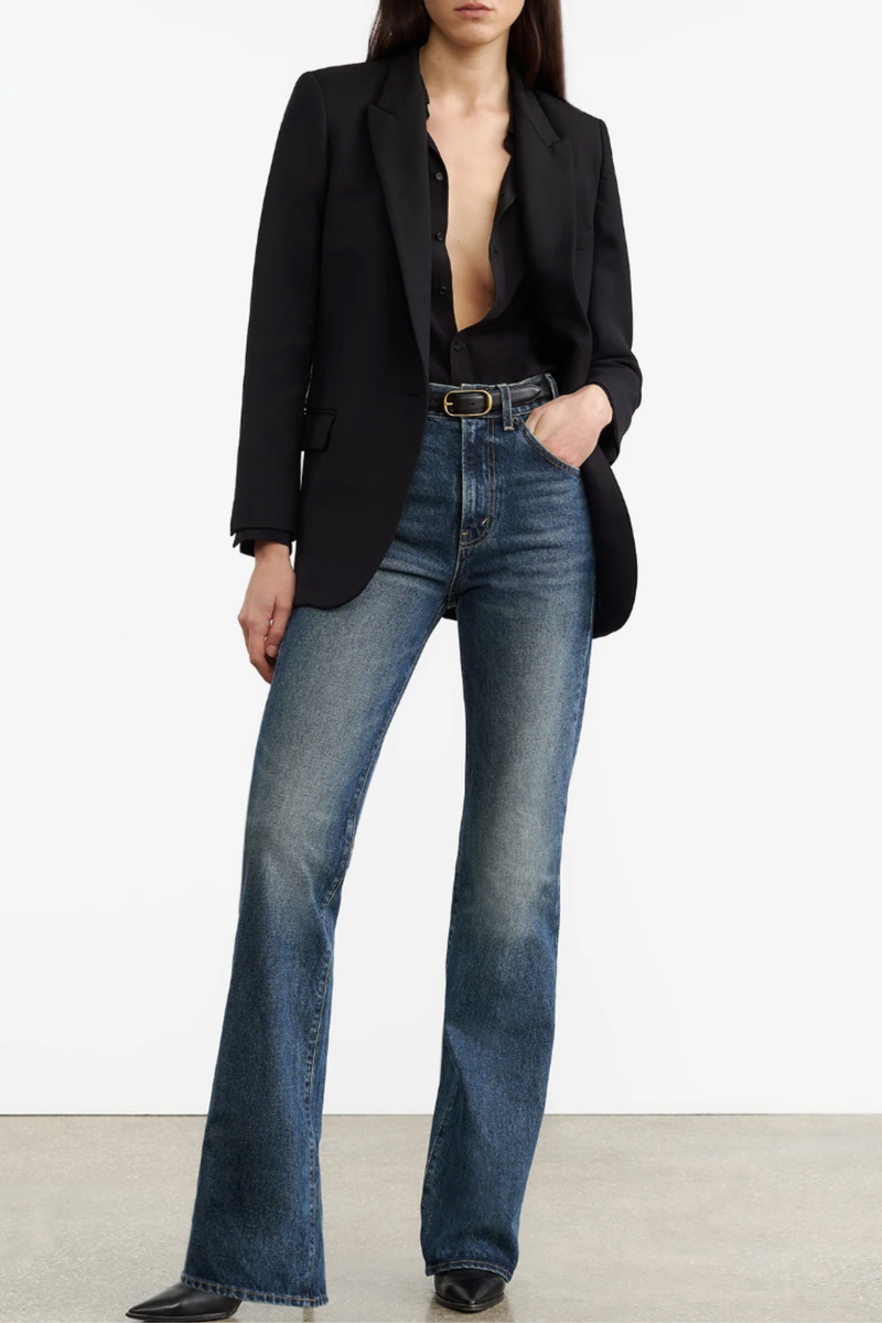 front profile model wearing Diane Blazer black Slightly oversized
100% Virgin Stretch Wool Twill
Flap pockets
Chest welt pocket
Logo horn buttons
Front button closure
Cuff buttons