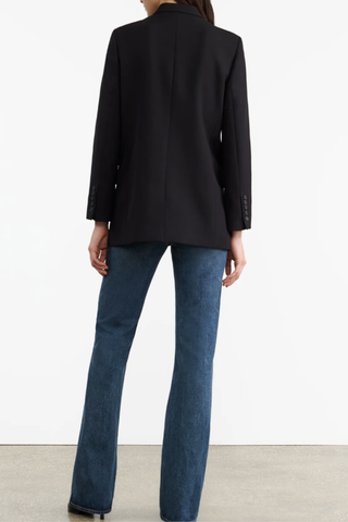 back profile model wearing Diane Blazer black Slightly oversized
100% Virgin Stretch Wool Twill
Flap pockets
Chest welt pocket
Logo horn buttons
Front button closure
Cuff buttons