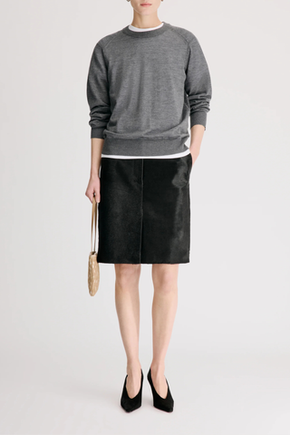 front profile model wearing Ditto Fine Cashmere Long Sleeve Crew Sweater Anthracite grey Ample fit
Adjusted around the hips
Drop shoulders
Crew neck
Ribbed details on the collar, hem and cuffs
100% CASHMERE