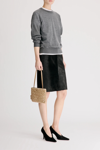 side profile model wearing Ditto Fine Cashmere Long Sleeve Crew Sweater Anthracite grey Ample fit
Adjusted around the hips
Drop shoulders
Crew neck
Ribbed details on the collar, hem and cuffs
100% CASHMERE