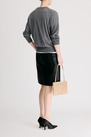 back profile model wearing Ditto Fine Cashmere Long Sleeve Crew Sweater Anthracite grey Ample fit
Adjusted around the hips
Drop shoulders
Crew neck
Ribbed details on the collar, hem and cuffs
100% CASHMERE