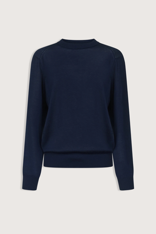 flat lay Ditto Fine Cashmere Long Sleeve Crew Sweater Navy Ample fit
Adjusted around the hips
Drop shoulders
Crew neck
Ribbed details on the collar, hem and cuffs
100% CASHMERE